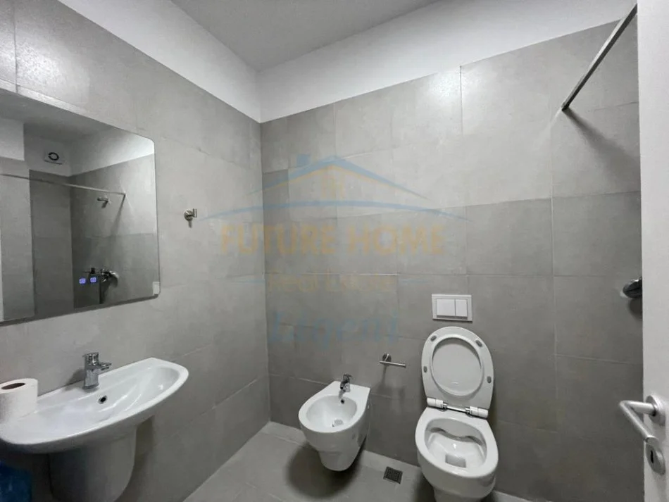 Tirane, jepet me qera apartament 2+1+Ballkon Kati 1, 113 m² 1.200 € (Liqeni Thate)