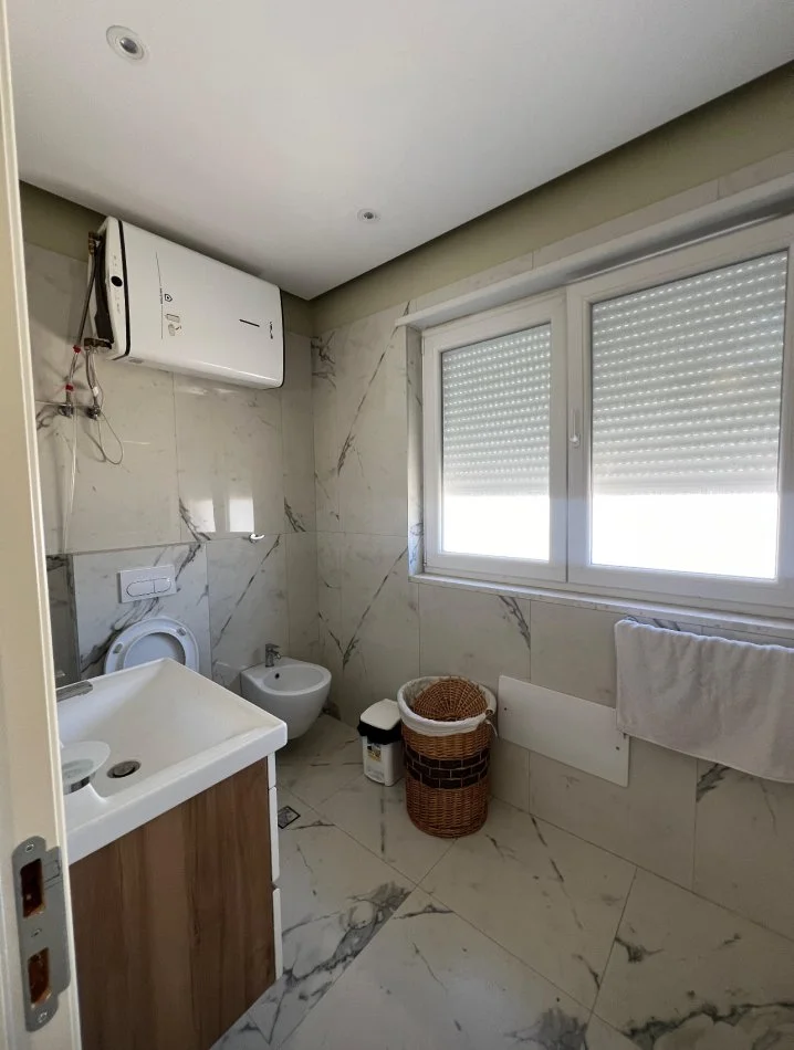 Shqiperi, jepet me qera apartament 2+1 Kati 6, 1.300 € (Kafe flora)