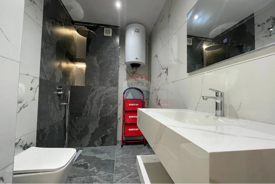 Tirane, shitet apartament 1+1+Ballkon , 49 m² 98.000 € (5 Maji)