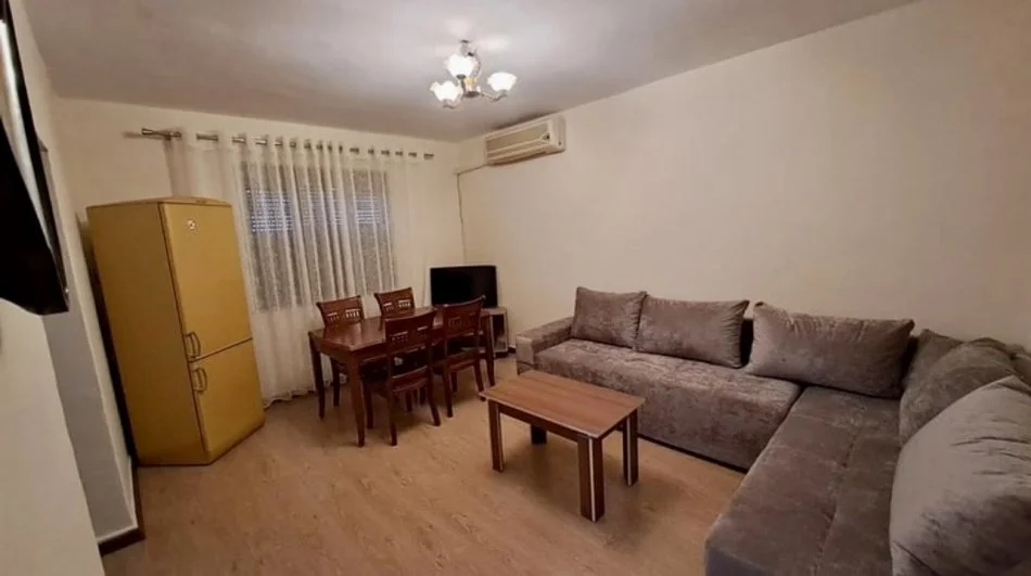 Tirane, jepet me qera apartament 2+1+Ballkon Kati 1, 75 m² 500 € (Rruga Hysen Gjura)