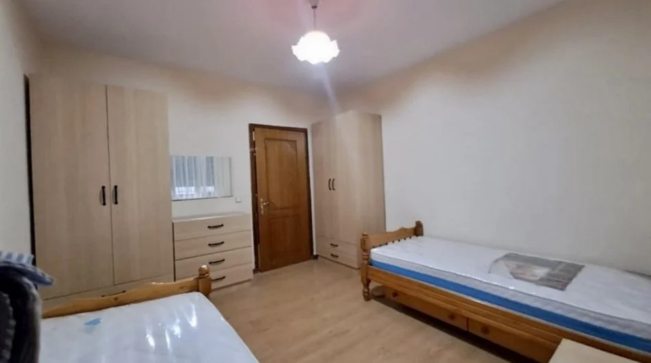 Tirane, jepet me qera apartament 2+1+Ballkon Kati 1, 75 m² 500 € (Rruga Hysen Gjura)