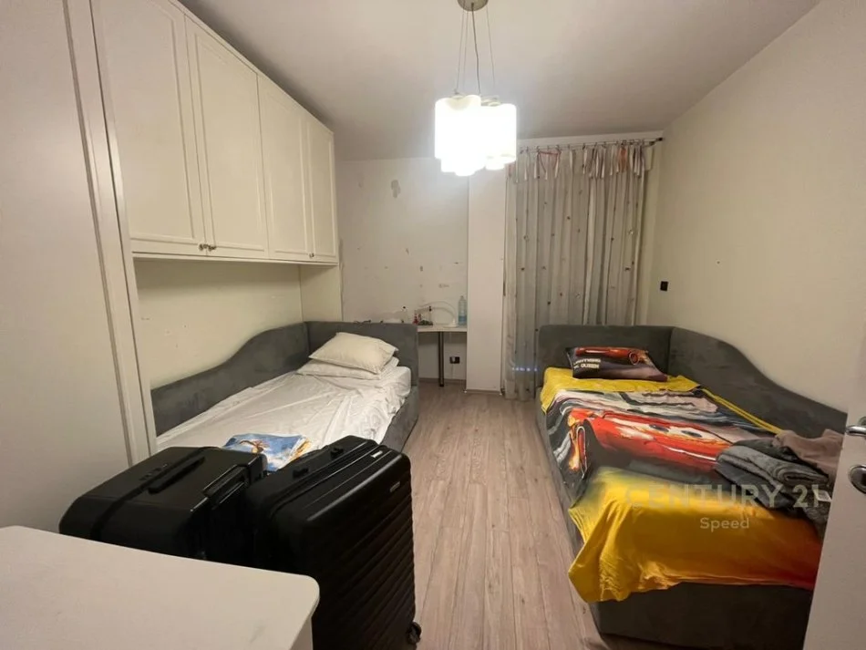 Tirane, jepet me qera apartament 3+1 Kati 10, 170 m² 1.500 € (Ish Blloku)