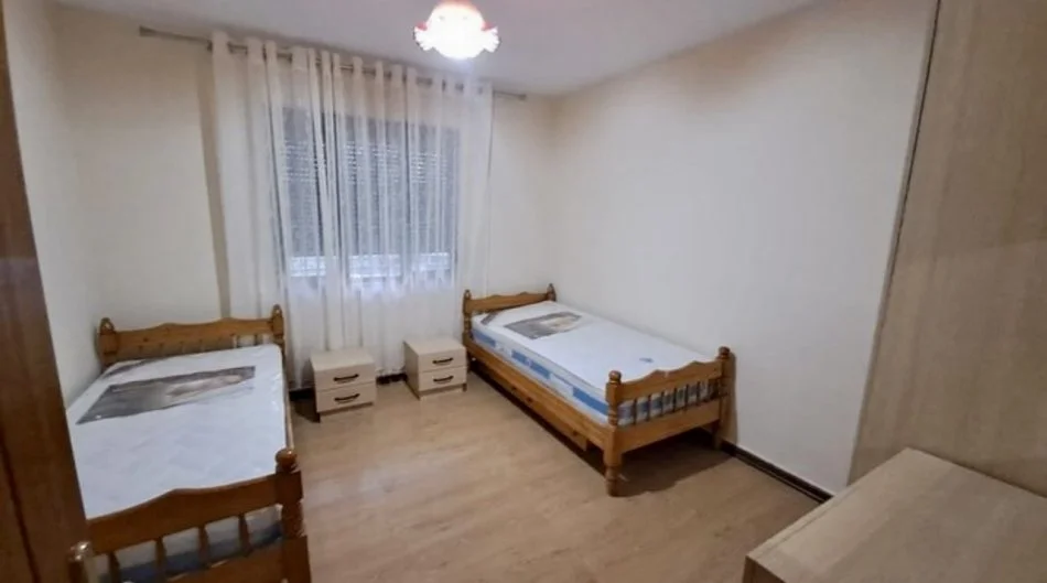 Tirane, jepet me qera apartament 2+1+Ballkon Kati 1, 75 m² 500 € (Rruga Hysen Gjura)