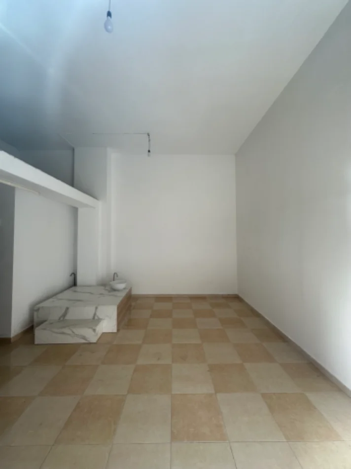Tirane, jepet me qera dyqan Kati 0, 30 m² 350 € (Astir prane Wellit tek Ecomarket)