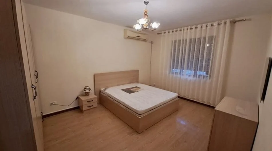 Tirane, jepet me qera apartament 2+1+Ballkon Kati 1, 75 m² 500 € (Rruga Hysen Gjura)