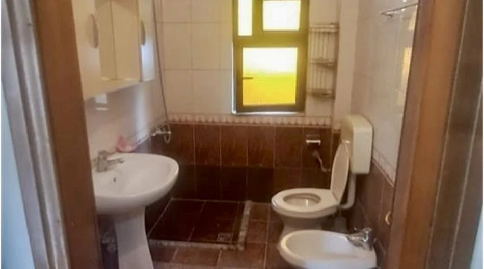 Tirane, jepet me qera apartament 2+1+Ballkon Kati 1, 75 m² 500 € (Rruga Hysen Gjura)
