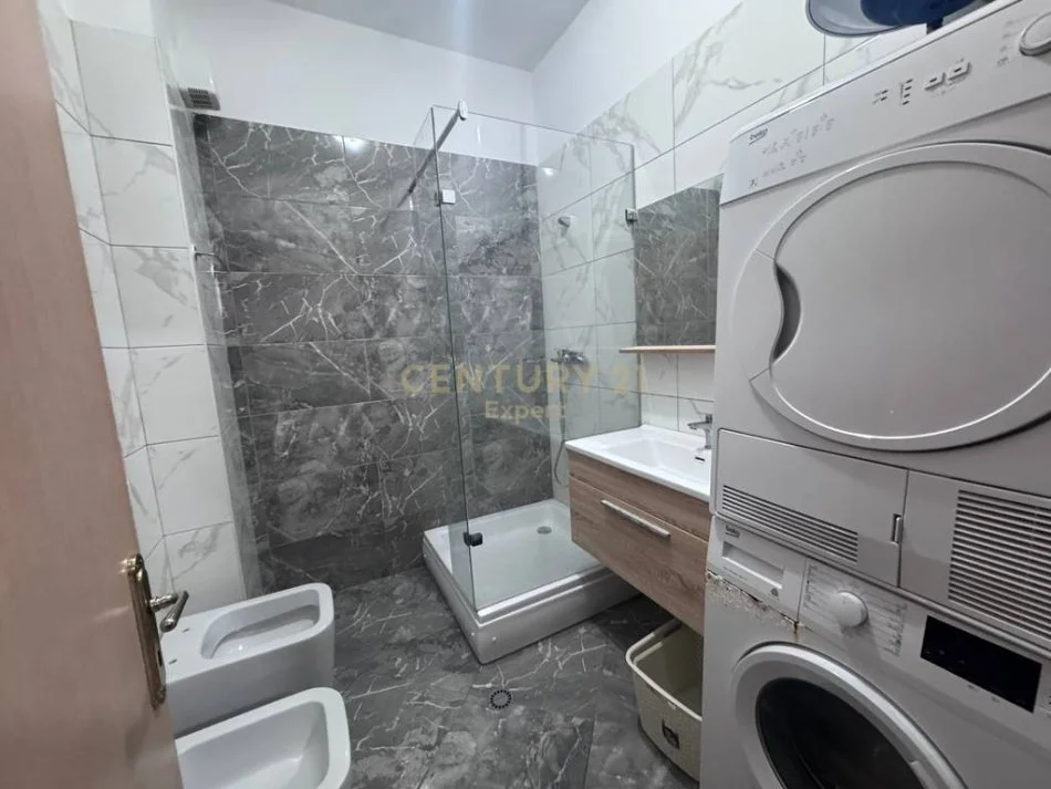 Tirane, jepet me qera apartament 2+1+Aneks+Ballkon Kati 2, 116 m² 850 € 