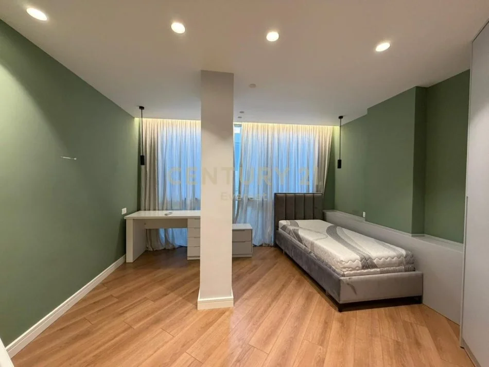 Tirane, jepet me qera apartament 3+1+Aneks+Ballkon Kati 3, 126 m² 1.200 € 