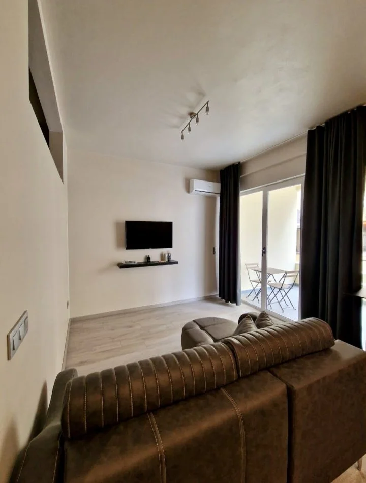 Tirane, jepet me qera apartament 1+1+Ballkon Kati 3, 50 m² 600 € (Rruga Shyqyri Brari)