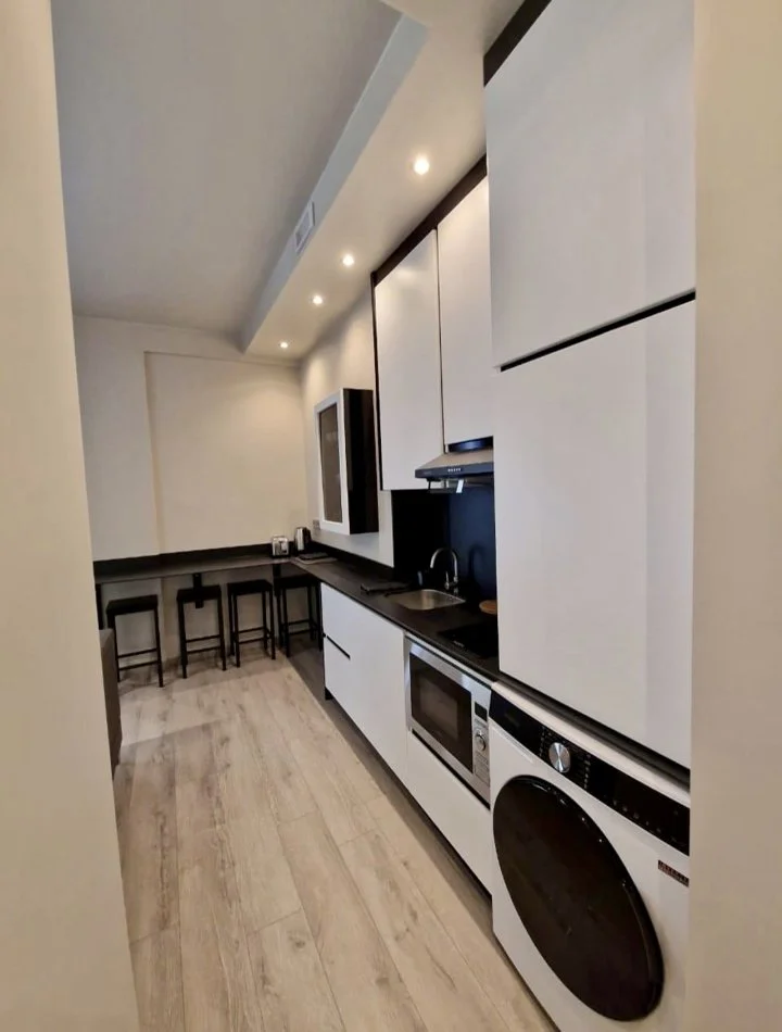 Tirane, jepet me qera apartament 1+1+Ballkon Kati 3, 50 m² 600 € (Rruga Shyqyri Brari)