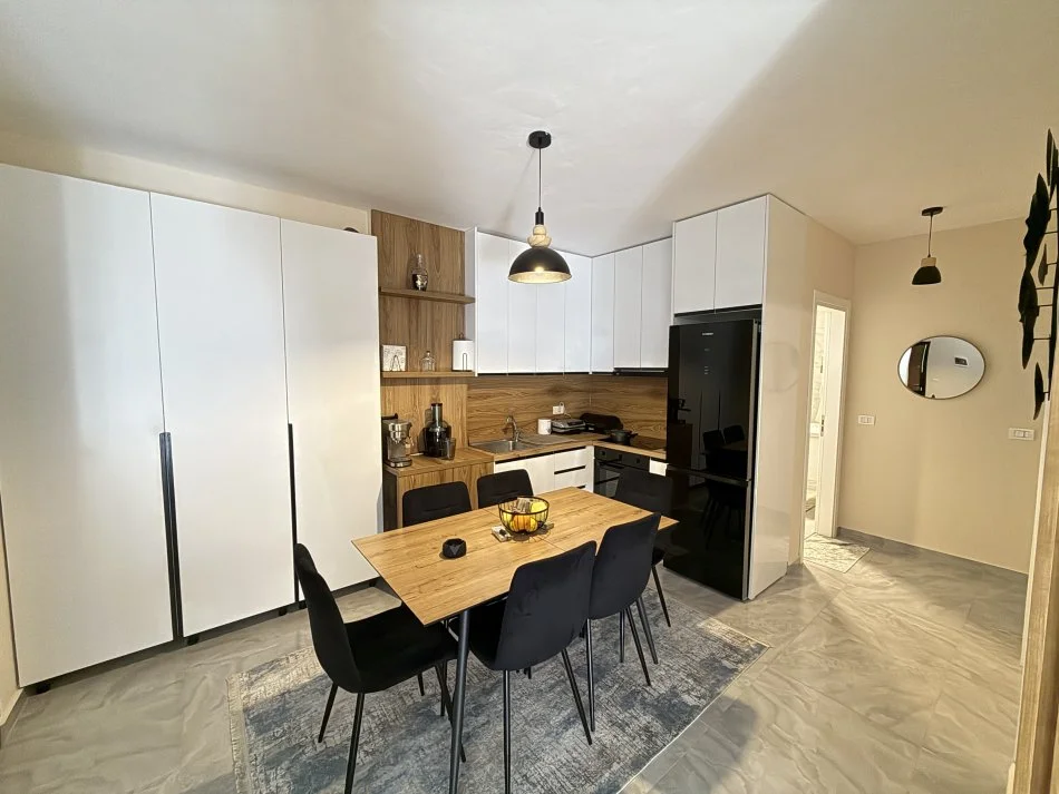 Tirane, shitet apartament 2+1+Ballkon Kati 1, 75 m² 110.000 € (Kompleksi Tom Doshi, Shkozë)