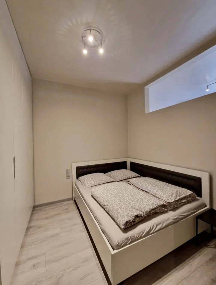 Tirane, jepet me qera apartament 1+1+Ballkon Kati 3, 50 m² 600 € (Rruga Shyqyri Brari)