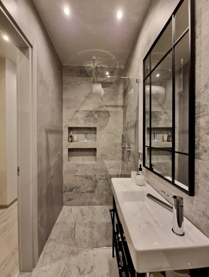 Tirane, jepet me qera apartament 1+1+Ballkon Kati 3, 50 m² 600 € (Rruga Shyqyri Brari)