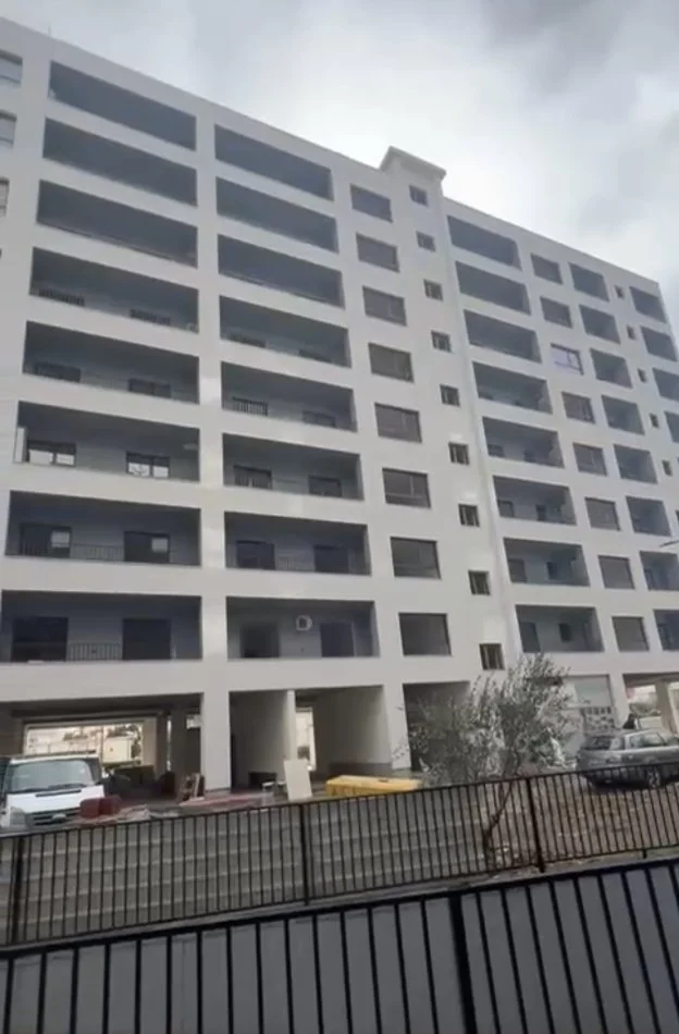 Tirane, shitet apartament 2+1 Kati 3, 97 m² 73.000 € (Rruga Teuta tek Ulliri)