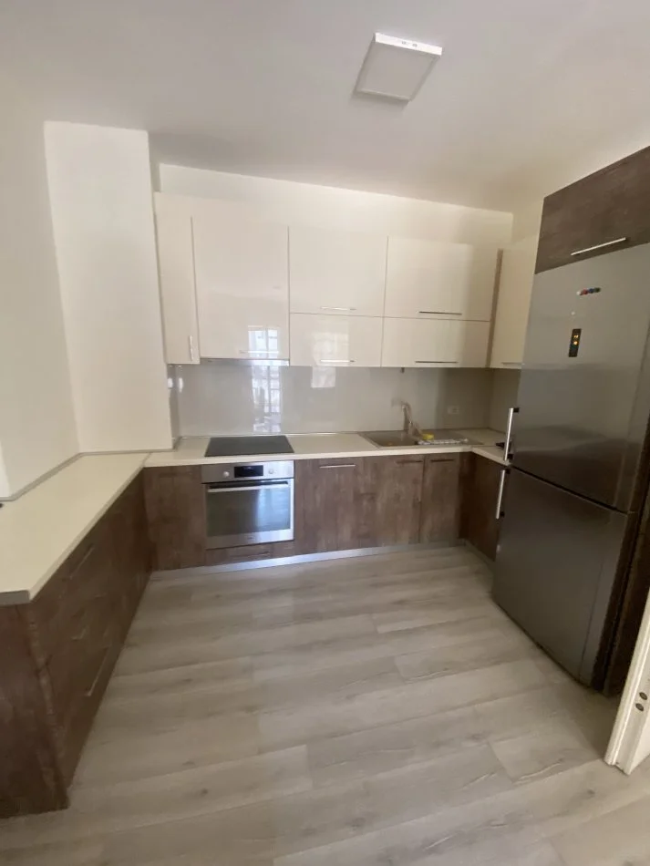 Tirane, jepet me qera apartament 2+1+Ballkon Kati 4, 100 m² 600 € (Rruga e kroit)