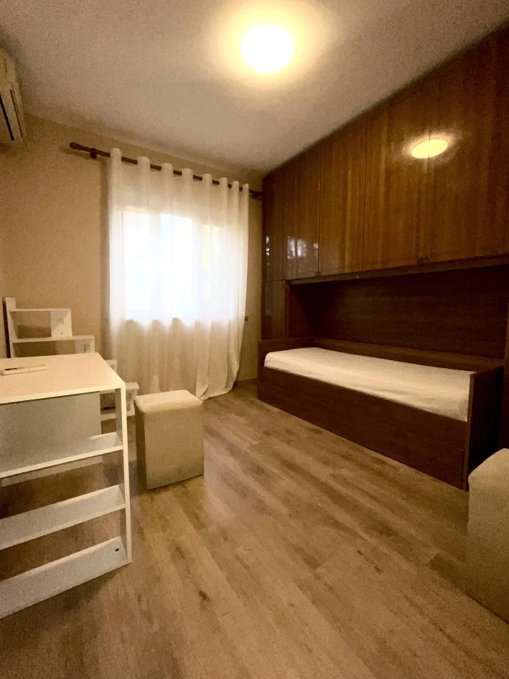 Tirane, jepet me qera apartament 2+1+Aneks+Ballkon Kati 3, 