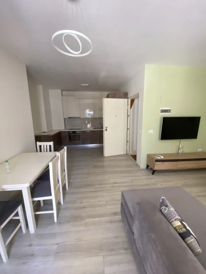 Tirane, jepet me qera apartament 2+1+Ballkon Kati 4, 100 m² 600 € (Rruga e kroit)