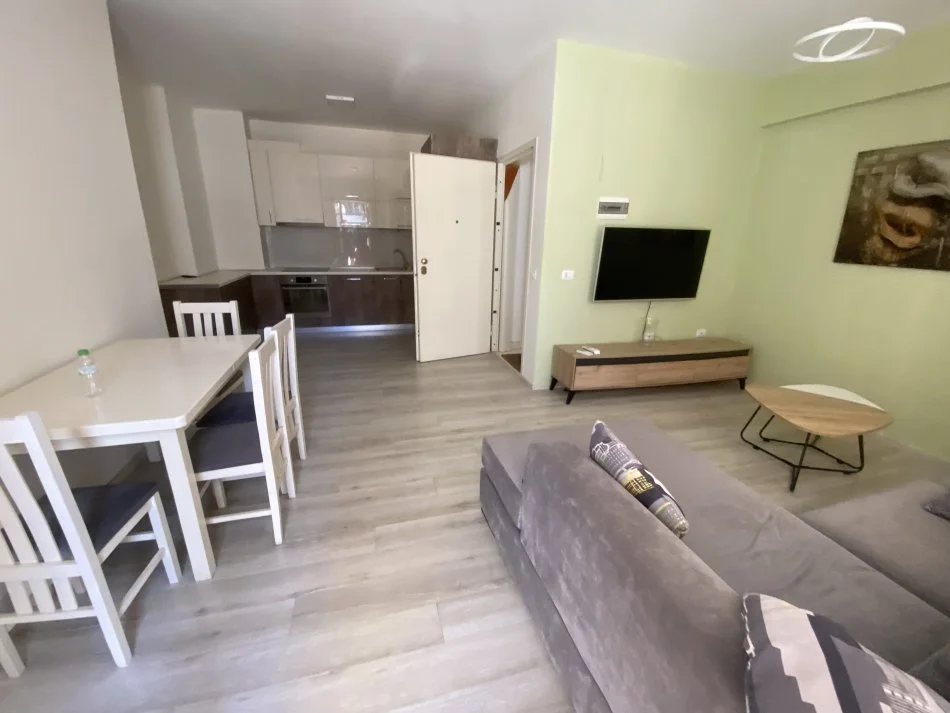 Tirane, jepet me qera apartament 2+1+Ballkon Kati 4, 100 m² 600 € (Rruga e kroit)