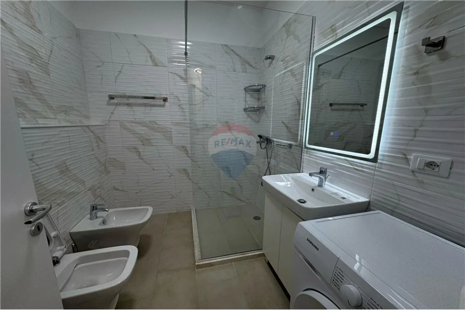 Tirane, jepet me qera 2+1 , 100 m² 750 € (Bulevardi i Ri)