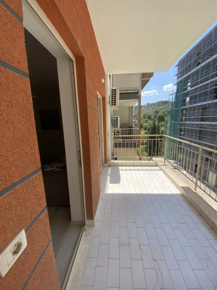 Tirane, jepet me qera apartament 2+1+Ballkon Kati 4, 100 m² 600 € (Rruga e kroit)