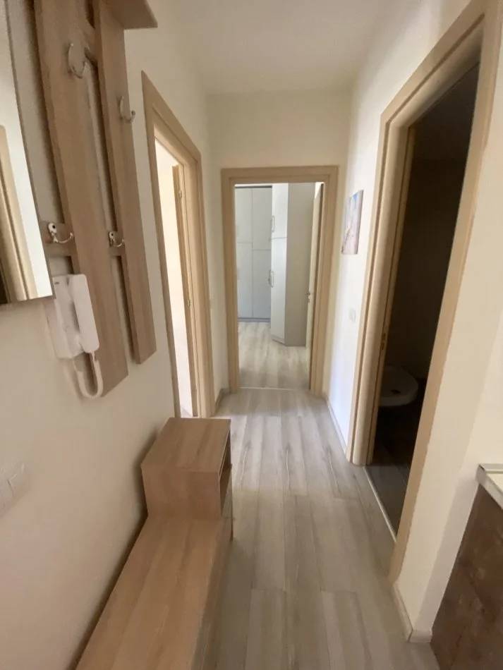 Tirane, jepet me qera apartament 2+1+Ballkon Kati 4, 100 m² 600 € (Rruga e kroit)