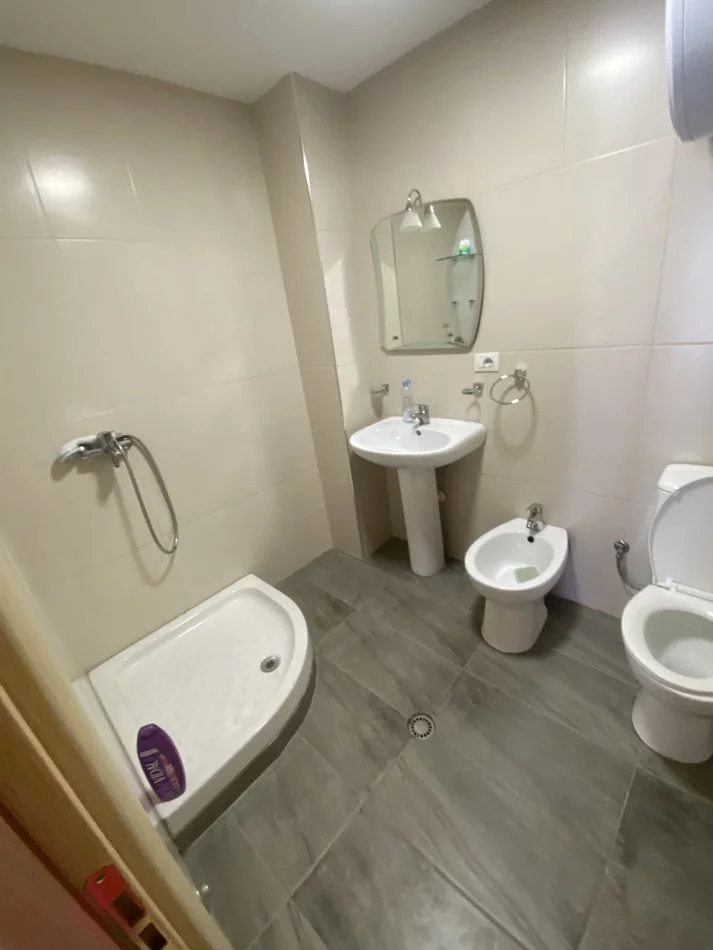 Tirane, jepet me qera apartament 2+1+Ballkon Kati 4, 100 m² 600 € (Rruga e kroit)