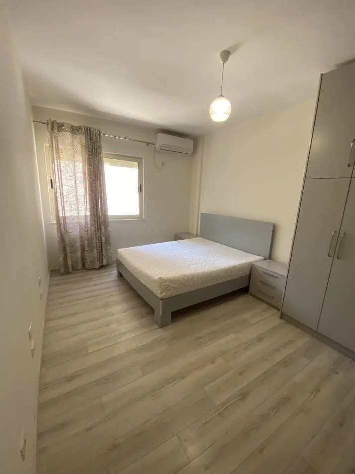 Tirane, jepet me qera apartament 2+1+Ballkon Kati 4, 100 m² 600 € (Rruga e kroit)