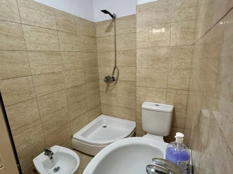 Tirane, shitet 1+1+Ballkon Kati 5, 65 m² 95.000 € (Rruga Thoma Koxhaj)