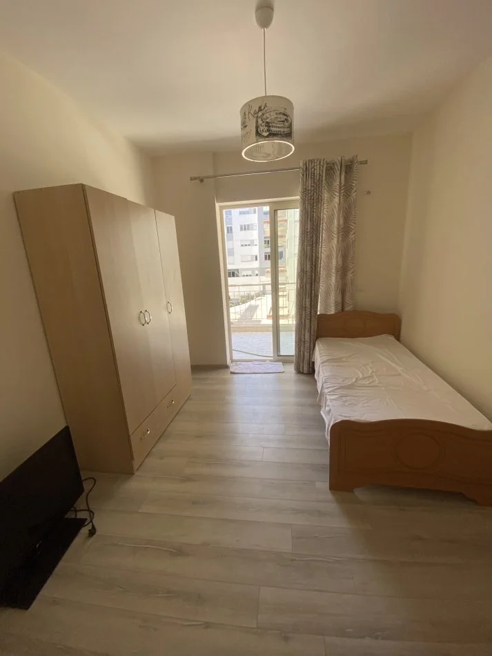 Tirane, jepet me qera apartament 2+1+Ballkon Kati 4, 100 m² 600 € (Rruga e kroit)