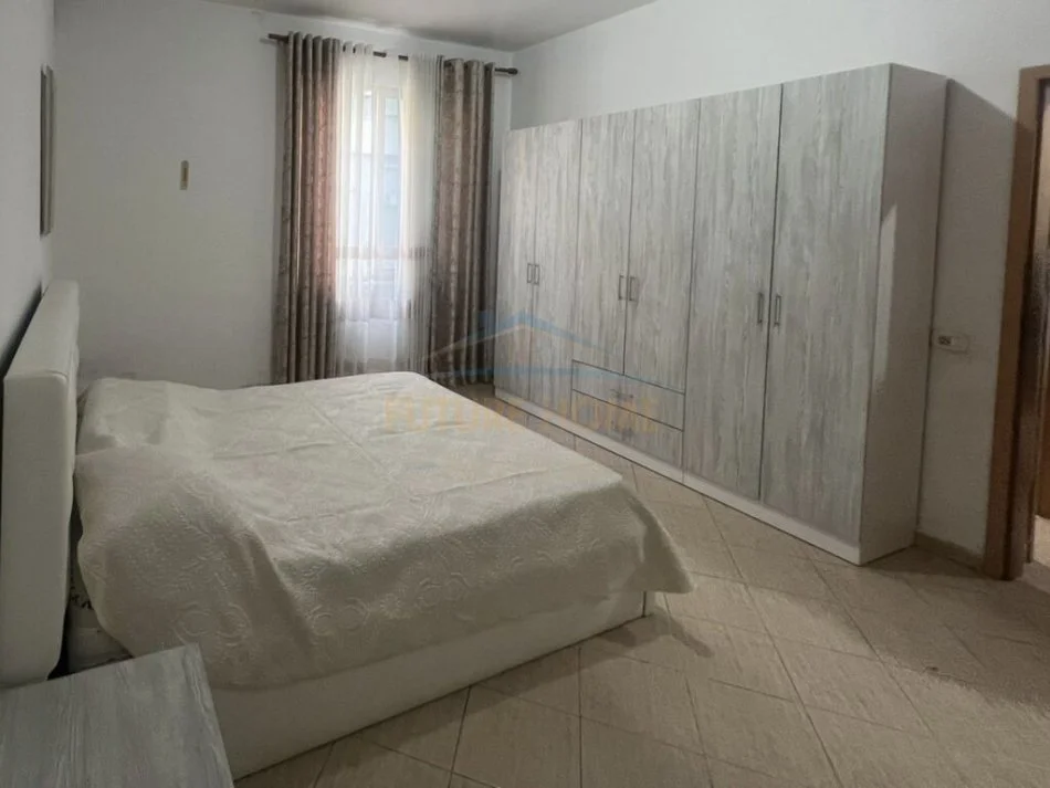 Tirane, jepet me qera apartament 2+1+Ballkon , 115 m² 400 € (Rruga e Kavajes)