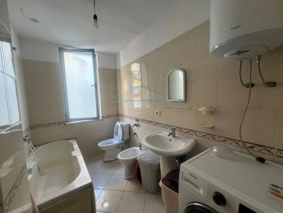 Tirane, jepet me qera apartament 2+1+Ballkon , 115 m² 400 € (Rruga e Kavajes)