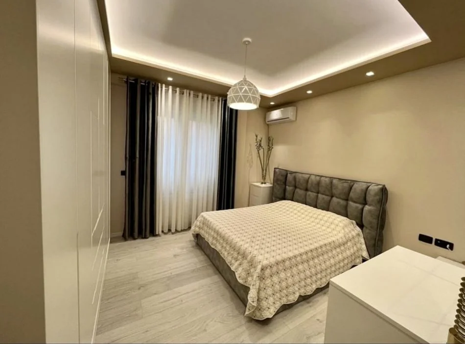 Tirane, jepet me qera apartament 2+1 Me 2 Tualete Kati 2, 100 m² 800 € (Rruga Hamdi Sina)