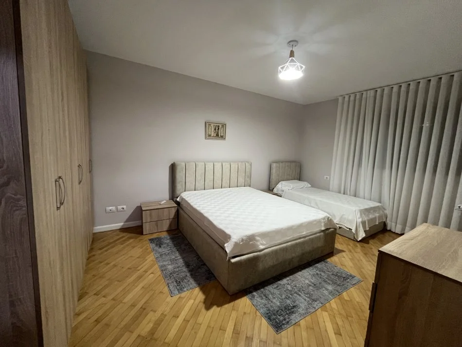 Tirane, jepet me qera 1+1 , 500 € 