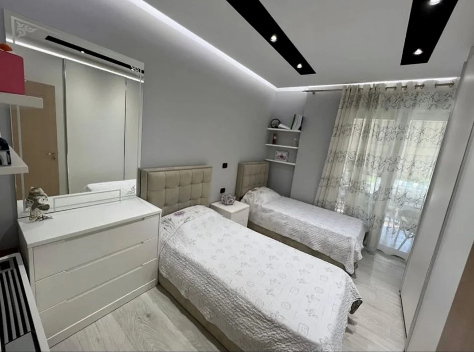 Tirane, jepet me qera apartament 2+1 Me 2 Tualete Kati 2, 100 m² 800 € (Rruga Hamdi Sina)