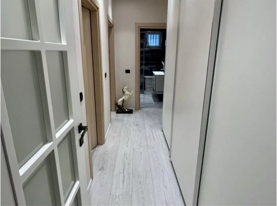 Tirane, jepet me qera apartament 2+1 Me 2 Tualete Kati 2, 100 m² 800 € (Rruga Hamdi Sina)