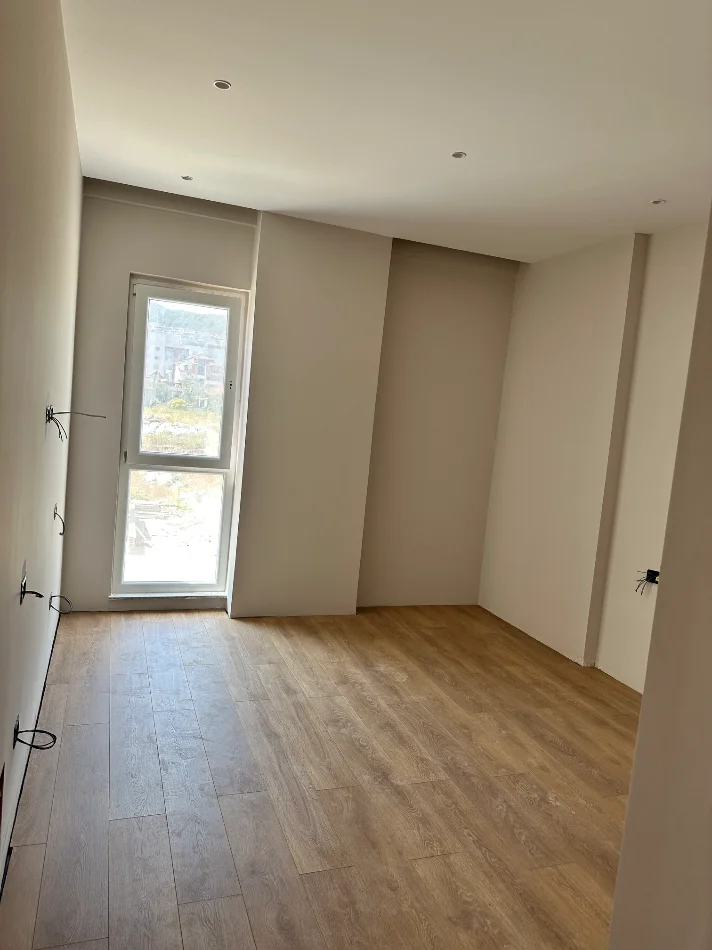 Tirane, jepet me qera nga Pronari, Ambjent biznesi Kati 1, 117.2 m² 1.900 € (Komuna e parisit pallat i ri 2026)