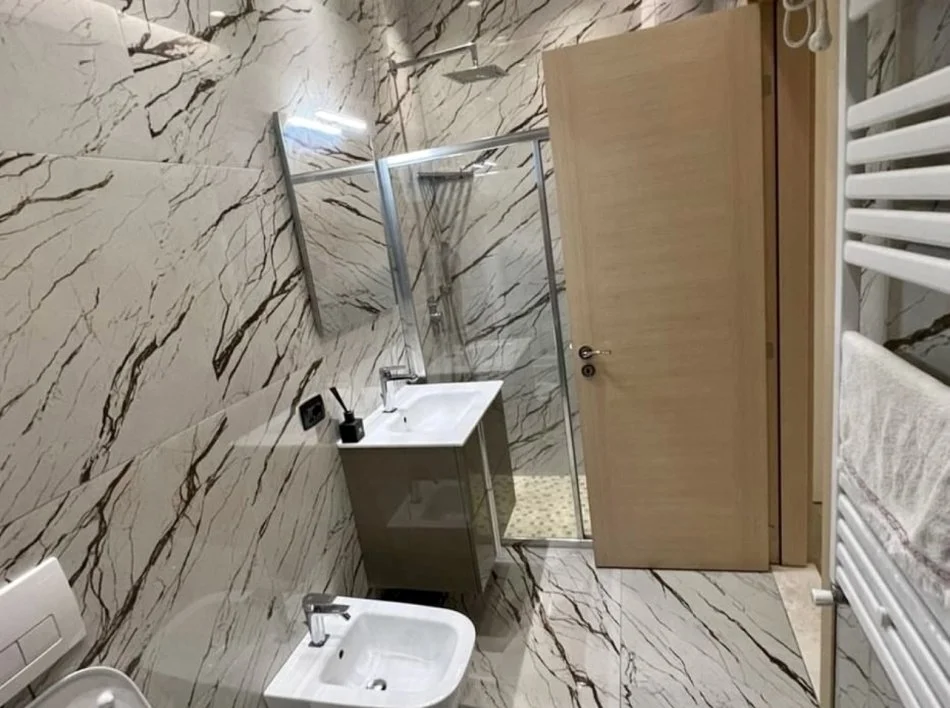 Tirane, jepet me qera apartament 2+1 Me 2 Tualete Kati 2, 100 m² 800 € (Rruga Hamdi Sina)