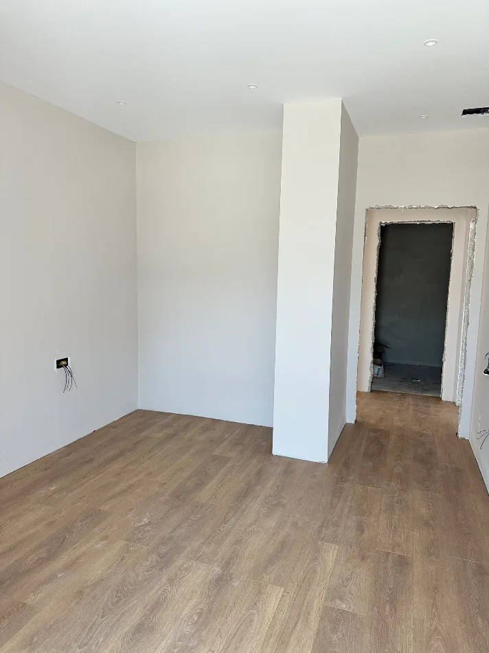 Tirane, jepet me qera nga Pronari, Ambjent biznesi Kati 1, 117.2 m² 1.900 € (Komuna e parisit pallat i ri 2026)