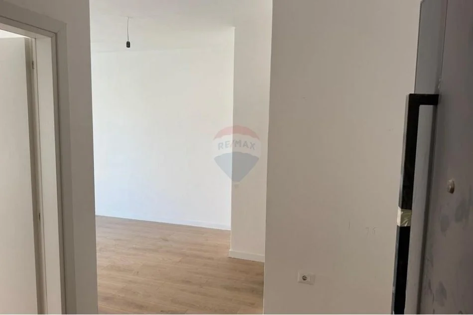 Tirane, shitet apartament 1+1 Kati 4, 55 m² 150.000 € (Komuna e parisit)
