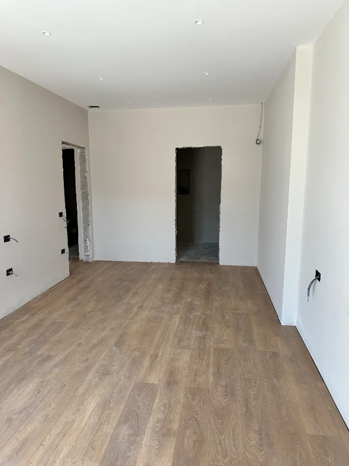 Tirane, jepet me qera nga Pronari, Ambjent biznesi Kati 1, 117.2 m² 1.900 € (Komuna e parisit pallat i ri 2026)