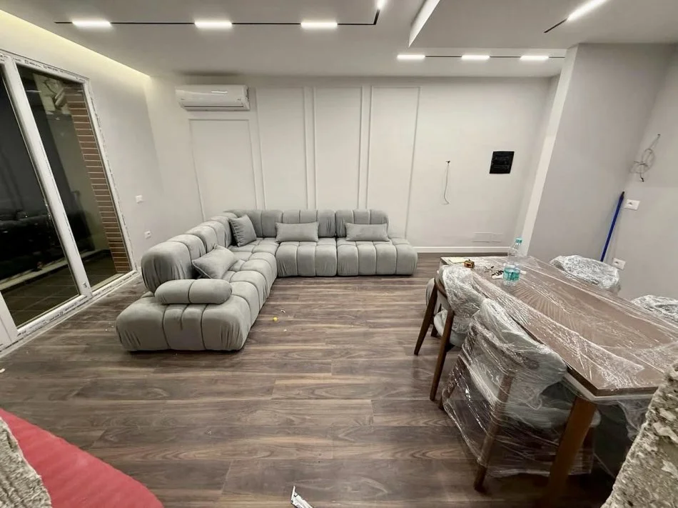 Tirane, jepet me qera apartament 2+1 Me 2 Tualete Dhe Parking Kati 4, 98 m² 1.001 € (Rruga Ana Komnena)