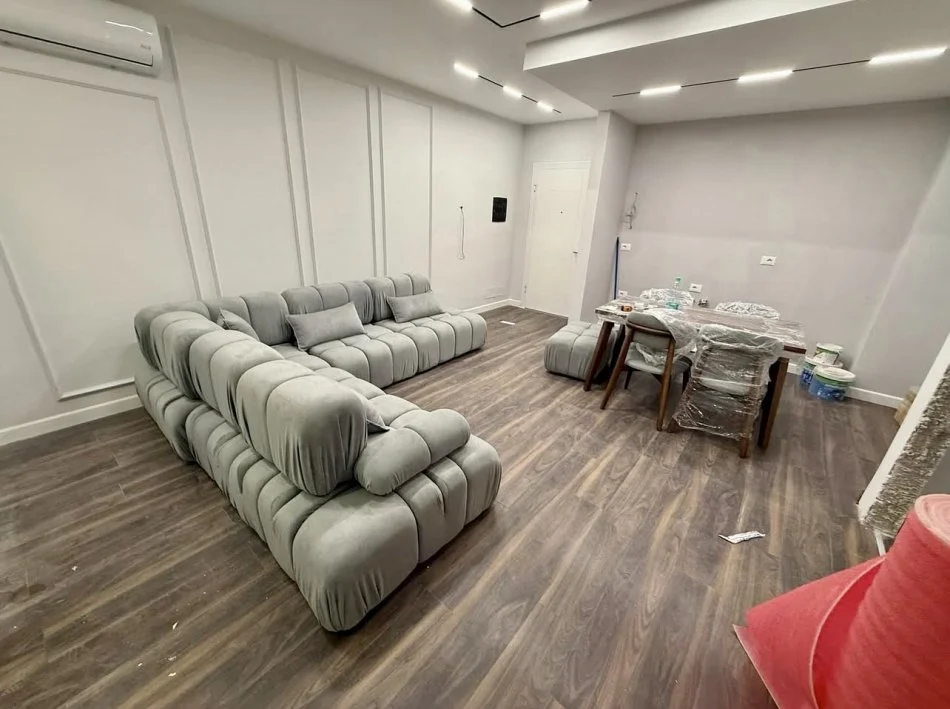 Tirane, jepet me qera apartament 2+1 Me 2 Tualete Dhe Parking Kati 4, 98 m² 1.001 € (Rruga Ana Komnena)