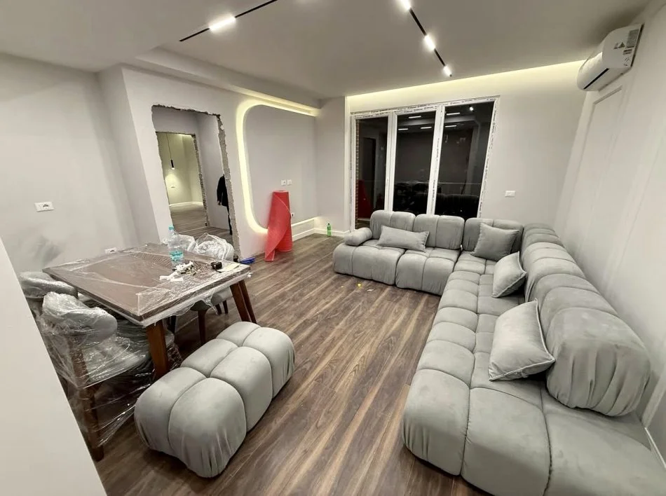 Tirane, jepet me qera apartament 2+1 Me 2 Tualete Dhe Parking Kati 4, 98 m² 1.001 € (Rruga Ana Komnena)