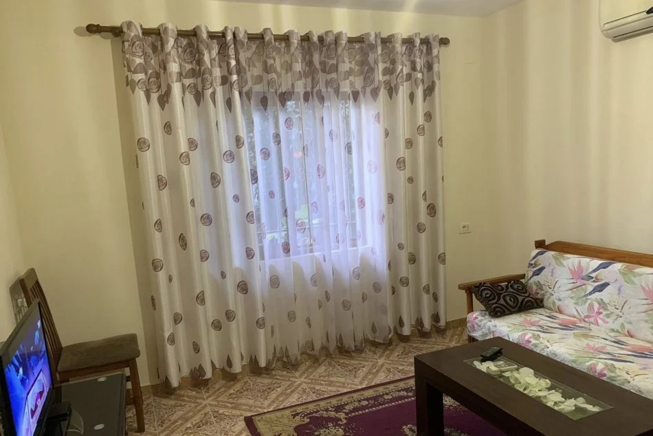 Tirane, jepet me qera shtepi 1+1 Kati 1, 70 m² 400 € (Don Bosko, Restorant Gjeli)