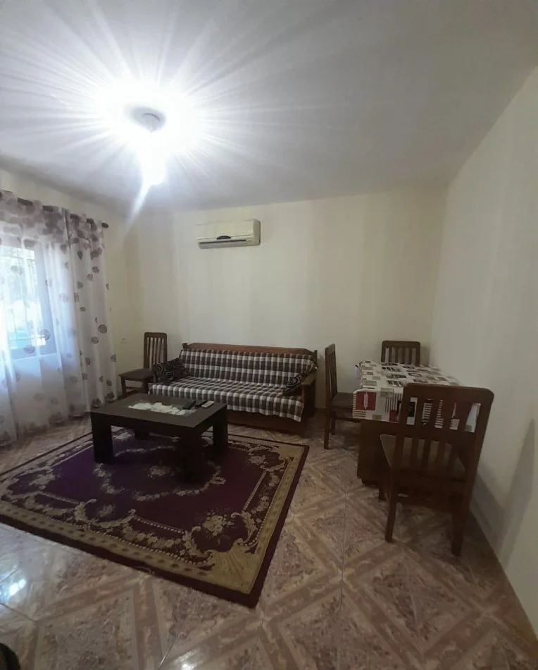 Tirane, jepet me qera shtepi 1+1 Kati 1, 70 m² 400 € (Don Bosko, Restorant Gjeli)