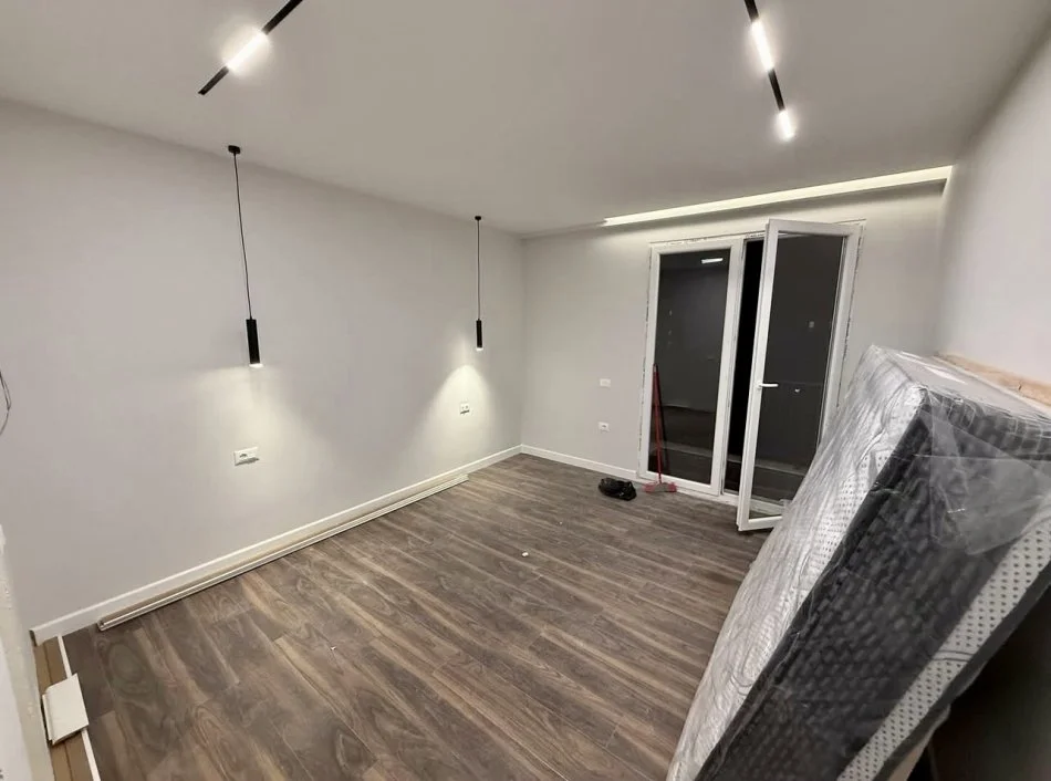 Tirane, jepet me qera apartament 2+1 Me 2 Tualete Dhe Parking Kati 4, 98 m² 1.001 € (Rruga Ana Komnena)
