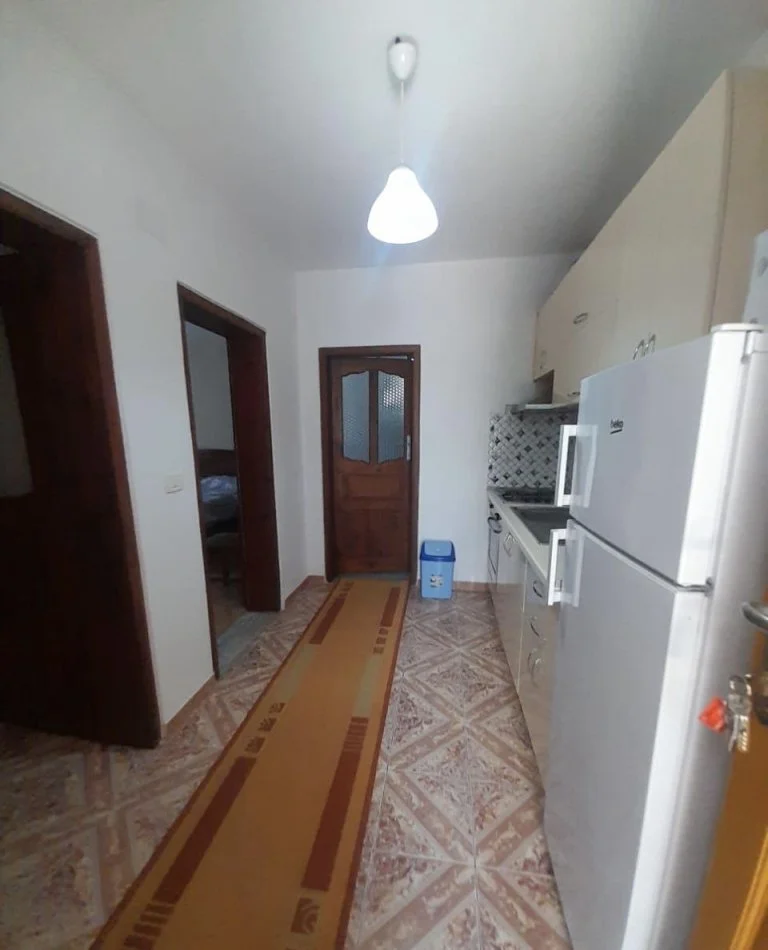 Tirane, jepet me qera shtepi 1+1 Kati 1, 70 m² 400 € (Don Bosko, Restorant Gjeli)