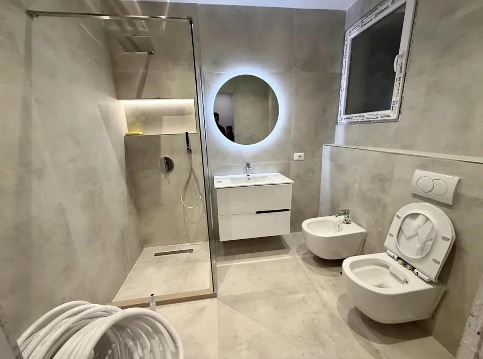 Tirane, jepet me qera apartament 2+1 Me 2 Tualete Dhe Parking Kati 4, 98 m² 1.001 € (Rruga Ana Komnena)