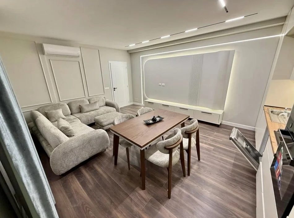 Tirane, jepet me qera apartament 1+1+Ballkon Kati 5, 61 m² 700 € (Rruga Ana Komnena)