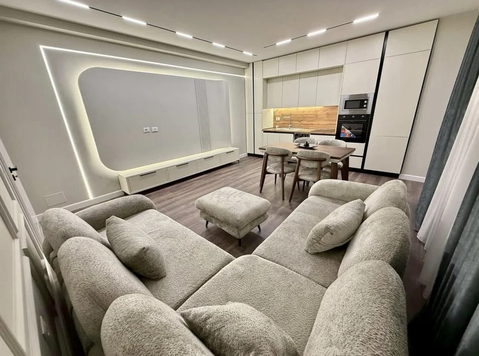 Tirane, jepet me qera apartament 1+1+Ballkon Kati 5, 61 m² 700 € (Rruga Ana Komnena)